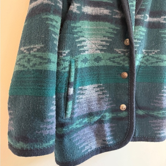 Vintage Woolrich Blue and Green Patterned Women's Jacket - Picture 2 of 10